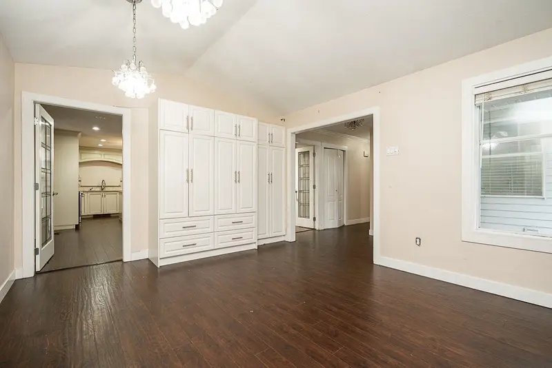 13032 61 AVENUE - photo 2 of 12