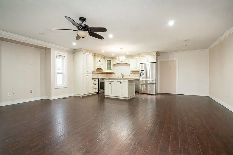 13032 61 AVENUE - photo 3 of 12