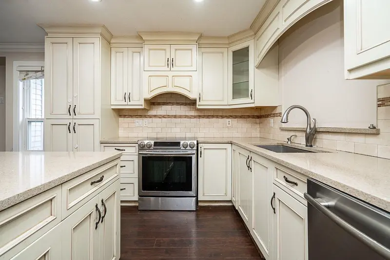 13032 61 AVENUE - photo 4 of 12