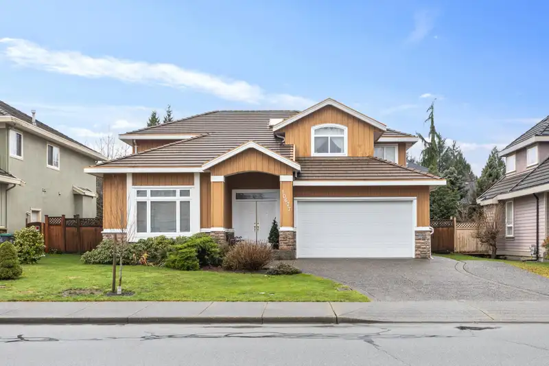 10677 164 STREET - photo 2 of 31