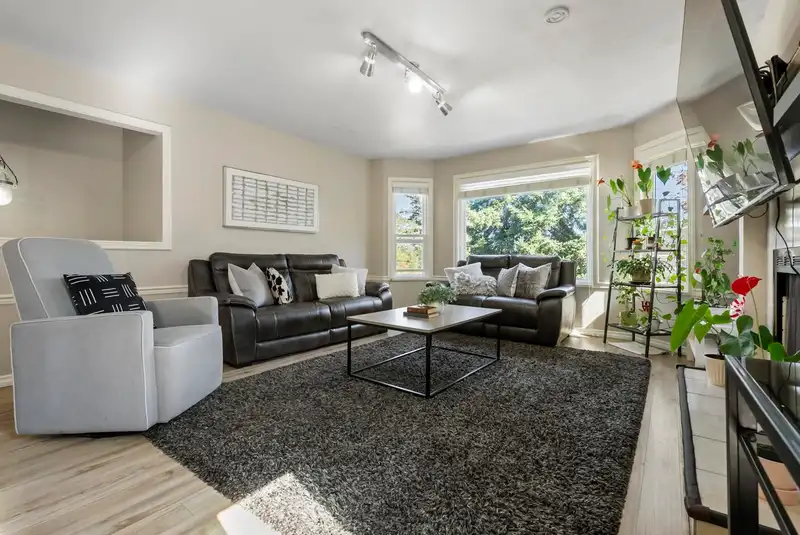 9511 160 STREET - photo 3 of 25