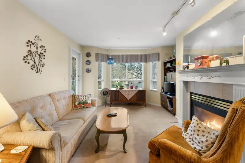 208 13475 96 AVENUE - photo 2 of 33