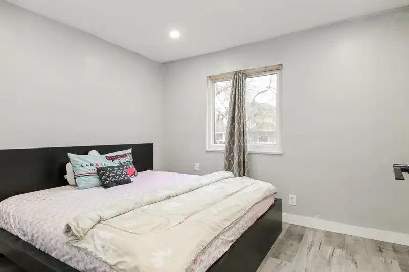 6068 BROOKS CRESCENT - photo 3 of 30