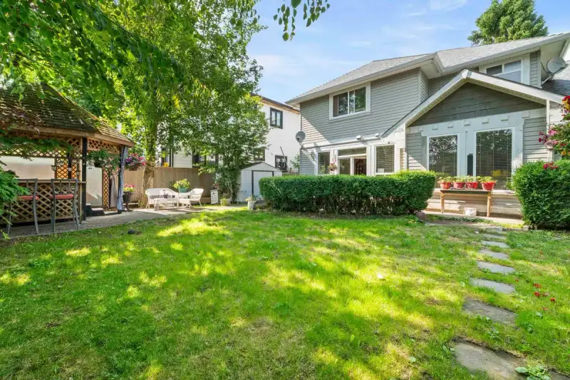 14262 71 AVENUE - photo 1 of 40