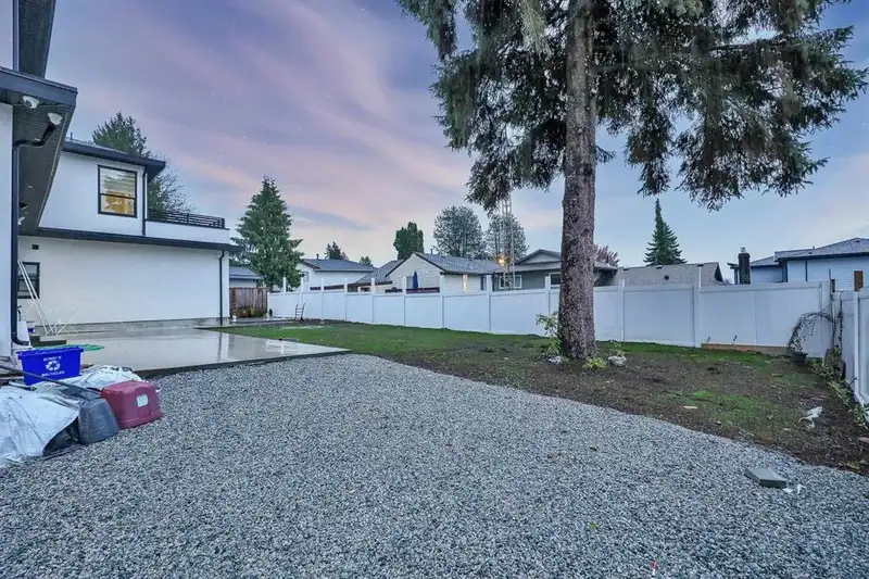 14840 89 AVENUE - photo 2 of 25