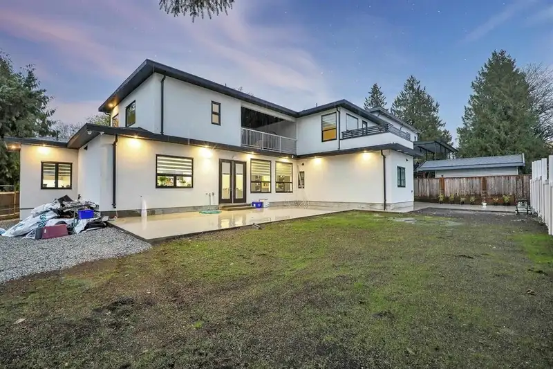14840 89 AVENUE - photo 3 of 25