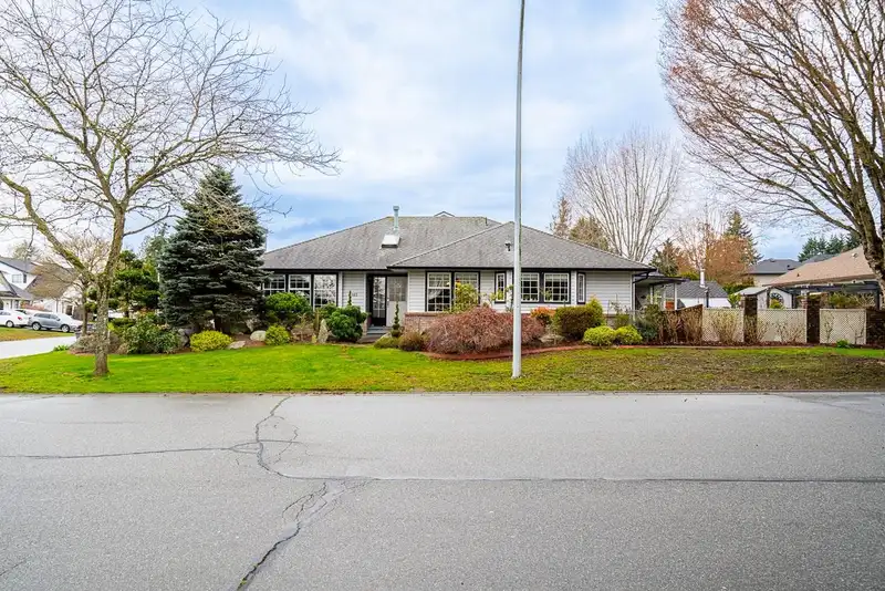 6167 189 STREET - photo 2 of 35