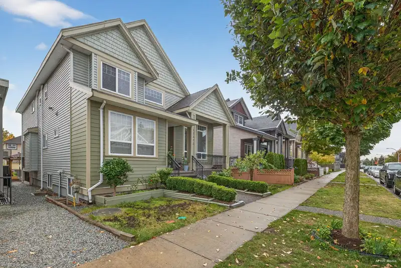 Avenue 17372 64A AVENUE - photo 2 of 40