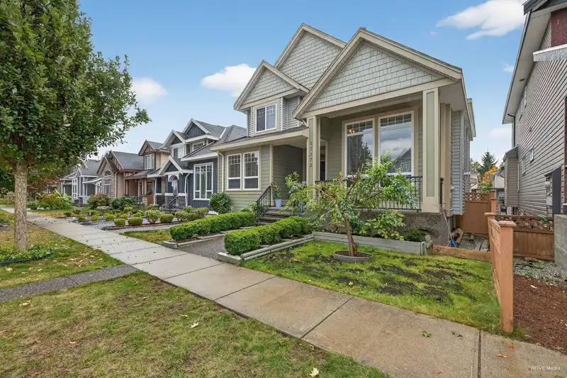 Avenue 17372 64A AVENUE - photo 3 of 40
