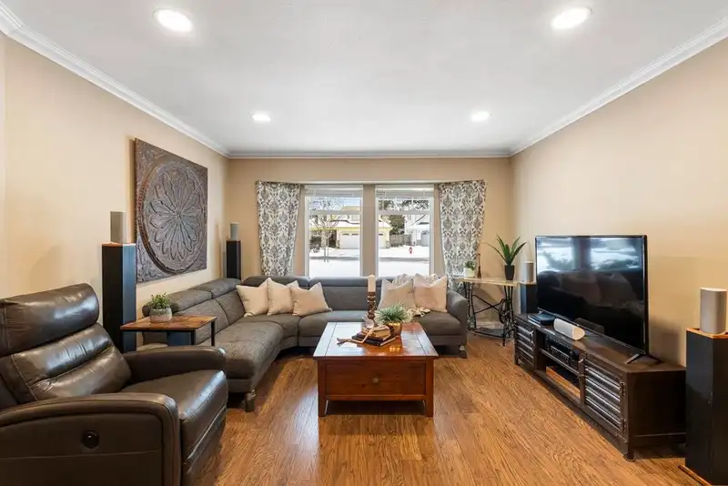 9158 161 STREET - photo 2 of 40