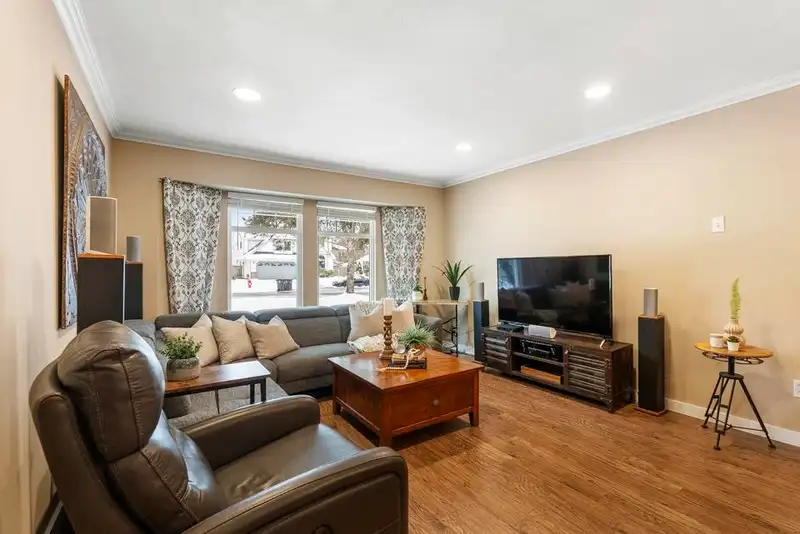 9158 161 STREET - photo 3 of 40