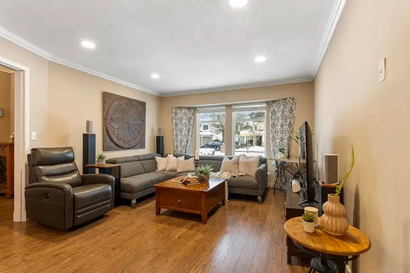 9158 161 STREET - photo 4 of 40