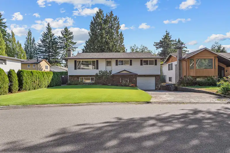 14974 92A AVENUE - photo 3 of 40