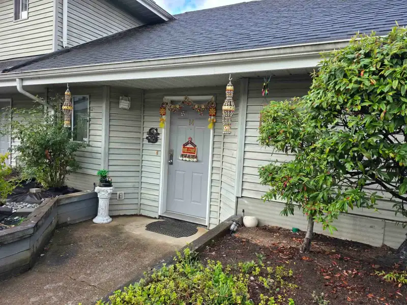 14 13640 84 AVENUE - photo 1 of 2