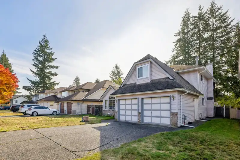 15656 107A STREET - photo 3 of 25