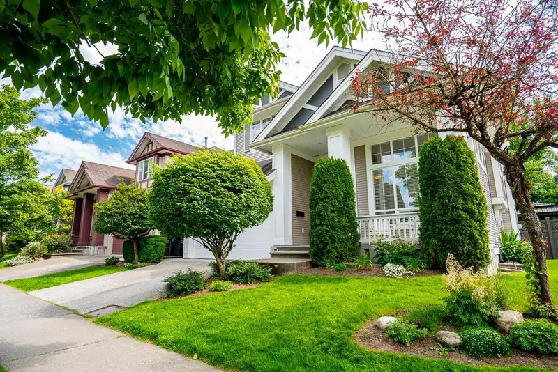 14610 59A AVENUE - photo 3 of 40