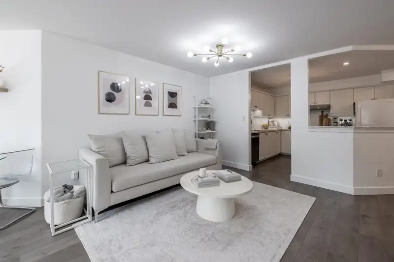 215 8139 121A STREET - photo 4 of 32