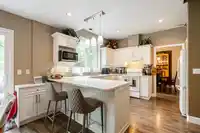 7458 147A STREET - thumbnail 9
