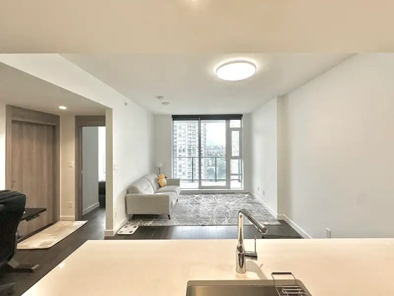 2505 9887 WHALLEY BOULEVARD - photo 4 of 15