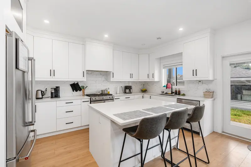 18460 64 AVENUE - photo 4 of 25