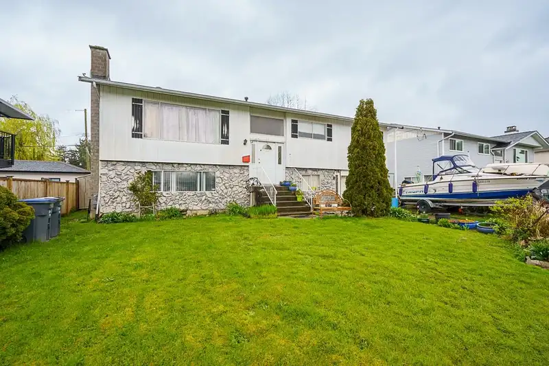 6177 175B STREET - photo 2 of 22