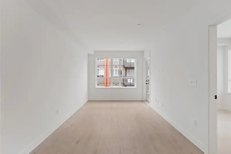 418 13258 105 AVENUE - photo 2 of 31