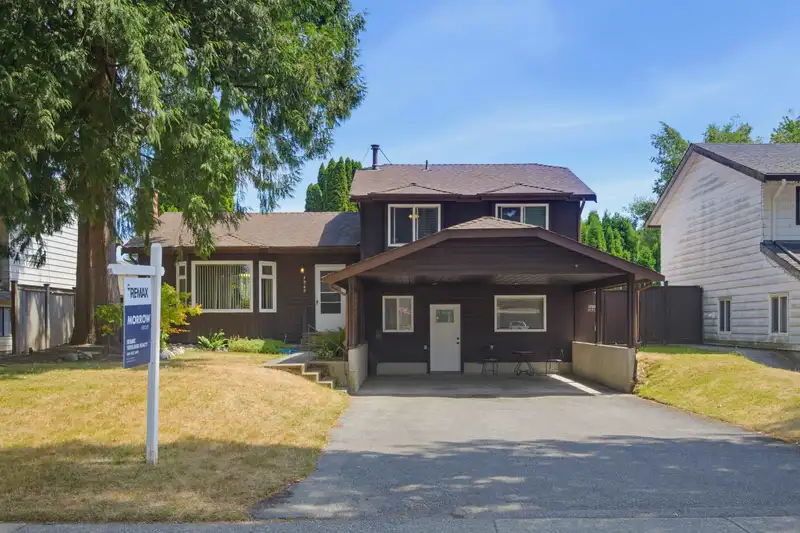 7340 TODD CRESCENT - photo 3 of 34