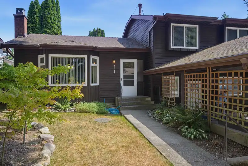 7340 TODD CRESCENT - photo 4 of 34
