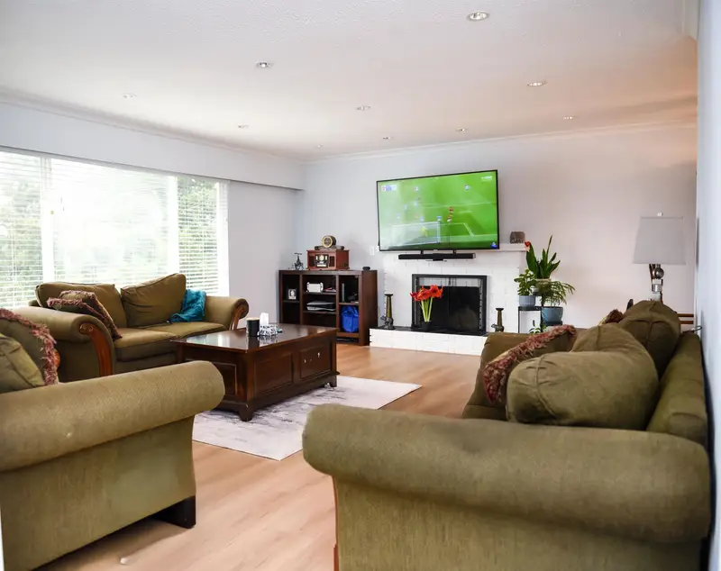 5471 44 AVENUE - photo 3 of 19