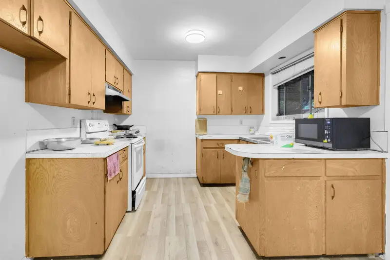 9892 130 STREET - photo 3 of 7