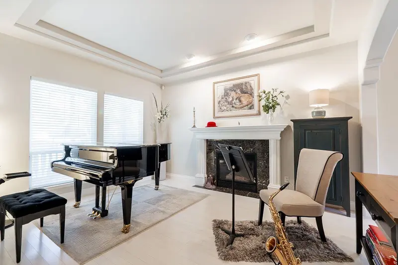 12652 16 AVENUE - photo 4 of 25