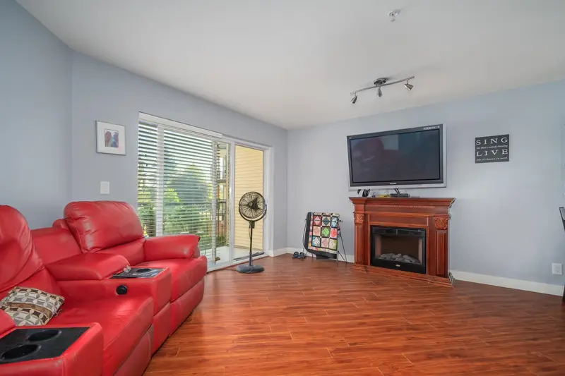 202 2955 DIAMOND CRESCENT - photo 2 of 23