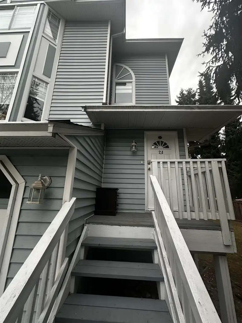 24 15550 89 AVENUE - photo 1 of 2
