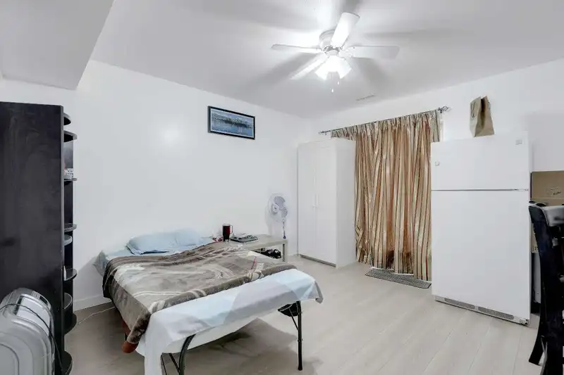 24 15550 89 AVENUE - photo 3 of 33