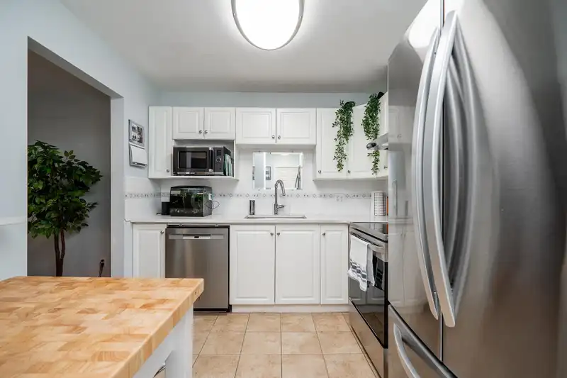 212 12733 72 AVENUE - photo 3 of 31