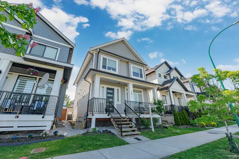 7051 194A STREET - photo 2 of 40