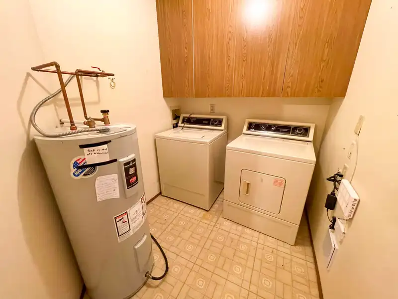 102 13894 102 AVENUE - photo 4 of 19