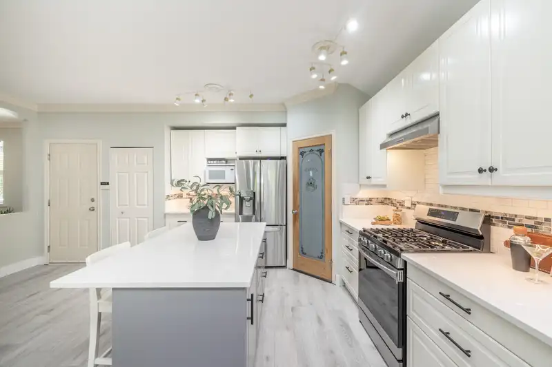 19 18868 69 AVENUE - photo 2 of 38