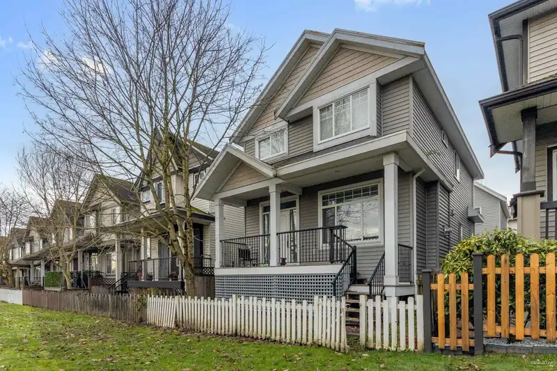 6686 195 STREET - photo 2 of 40