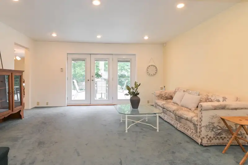 18066 59 AVENUE - photo 3 of 40