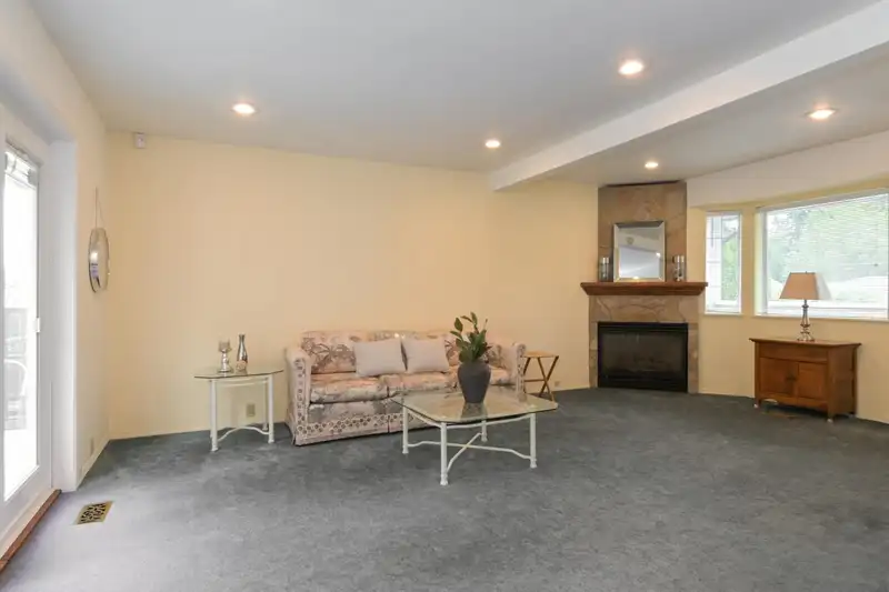 18066 59 AVENUE - photo 4 of 40