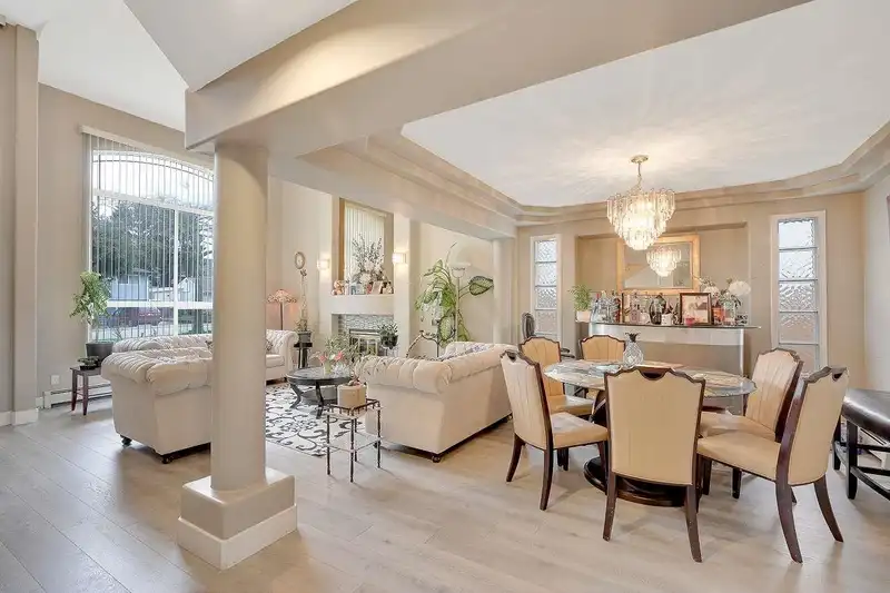 13075 74 AVENUE - photo 2 of 39