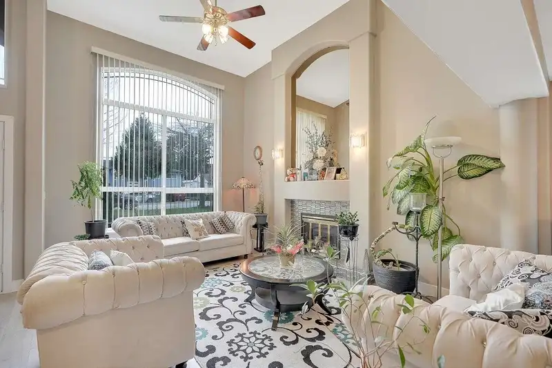 13075 74 AVENUE - photo 3 of 39