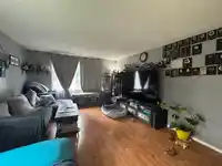 9077 135A STREET - thumbnail 2