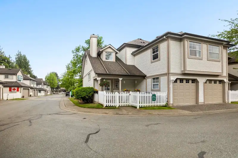 12 16318 82 AVENUE - photo 1 of 40