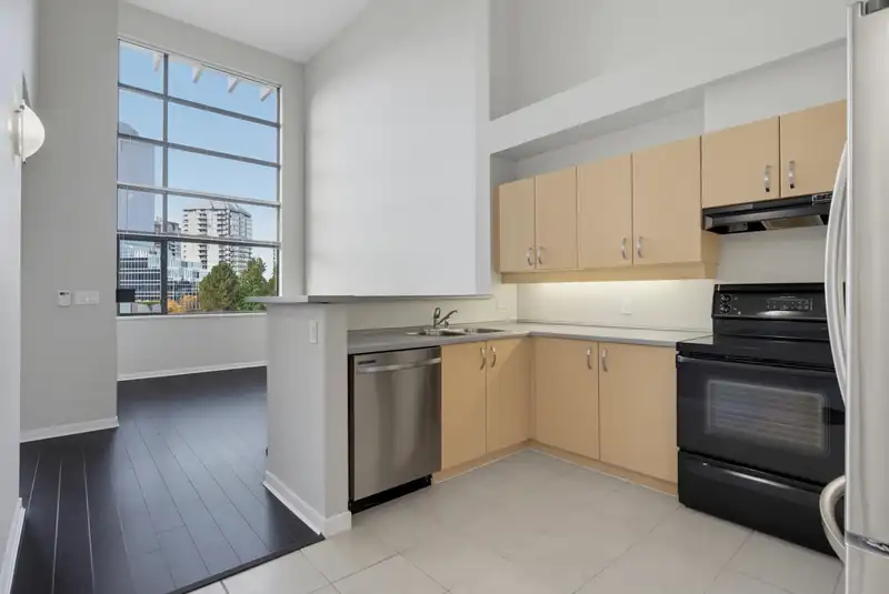 423 10866 CITY PARKWAY - photo 4 of 37