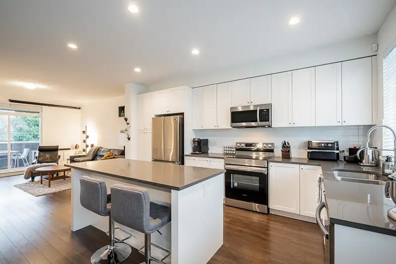 51 15489 99A AVENUE - photo 1 of 33