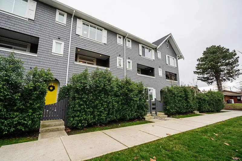 51 15489 99A AVENUE - photo 3 of 33