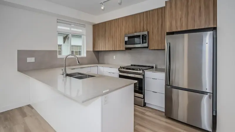 401 11913 BURNETT STREET - photo 4 of 10