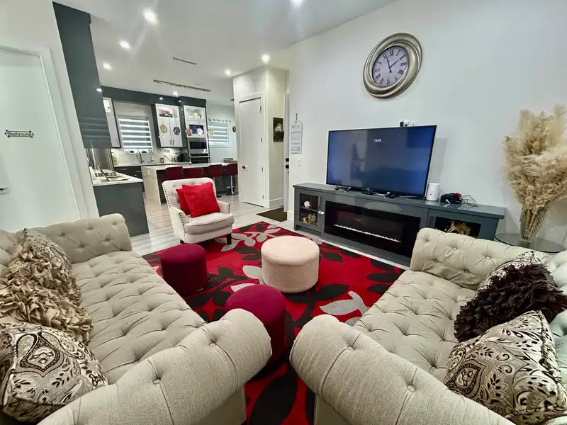 18384 60 AVENUE - photo 3 of 16